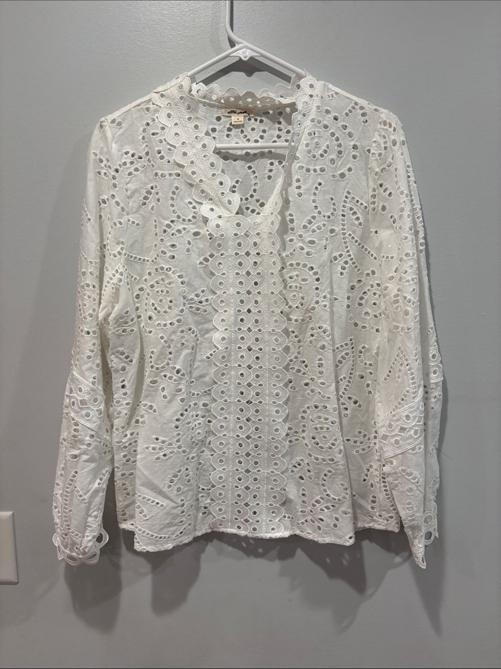 Ultra Pink White Eyelet Lace Long-Sleeve Blouse ptp 20 length 25